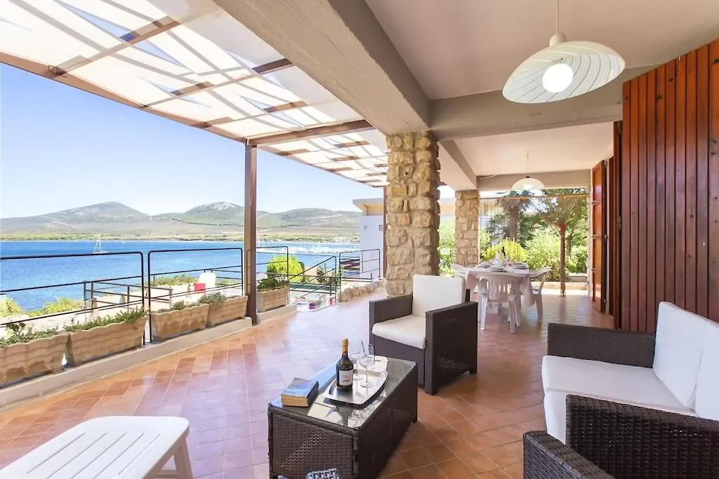 Casa vacanze Villa Flavia direttamente sul mare con terrazza incantevole per 6 persone Alghero